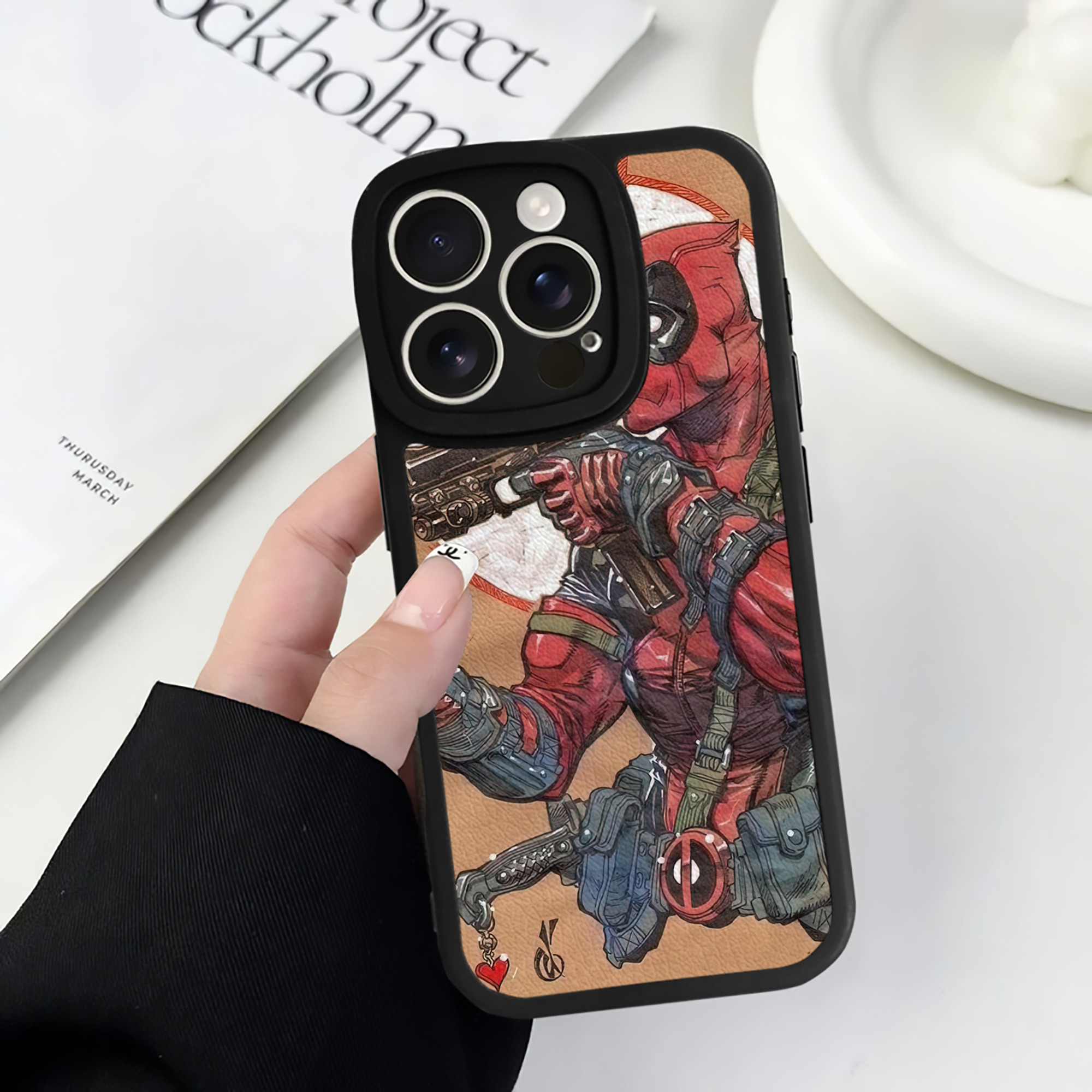 （画像用） Deadpool デッドプール 【iPhone 16シリーズ対応】シリコンスマホケース（レザー調） 材質：シリコン